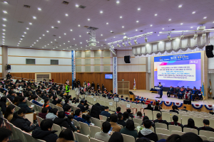 한국항공대 2025학년도 전기 제69회 학위수여식이 교내 대강당에서 열린 가운데 졸업생과 가족, 내외빈이 참석해 행사를 함께하고 있다