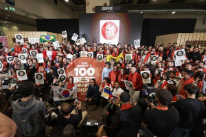 ‘2026 세계 100대 커피숍(The World’s 100 Best Coffee Shops 2026)’ 수상자들이 ‘CoffeeFest Madrid 2026’ 무대에 올라 업계 리더와 언론, 국제 관계자들과 함께 스페셜티 커피 분야의 글로벌 우수성을 기념하고 있다