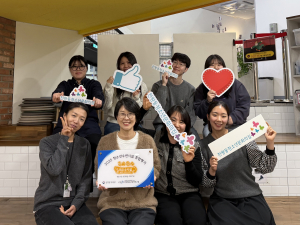 2025년 청소년수련시설종합평가 최우수기관 현판에서 기념 촬영을 하고 있다