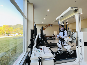 SRC재활병원 환자가 ‘Walkbot(워크봇)’을 활용한 재활치료를 받고 있다