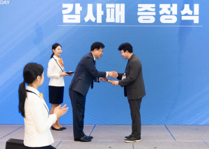 더픽트 전창대 대표(오른쪽)가 강원대학교 정재연 총장으로부터 감사패를 수여받고 있다