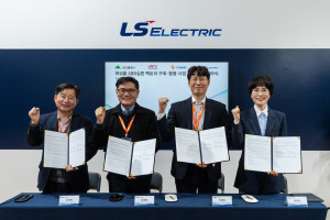 엘앤에프, 대구광역시, 대구테크노파크, LS일렉트릭 관계자들이 ‘파워풀 ABB 기술 확산 업무협약(MOU)’ 체결 후 기념 촬영을 하고 있다. 왼쪽부터 대구 TP 강대익 AX산업본부장, 대구광역시 류동현 AI 정책과장, 엘앤에프 이영찬 정보보안부문장, LS일렉트릭 이유미 System 사업부장