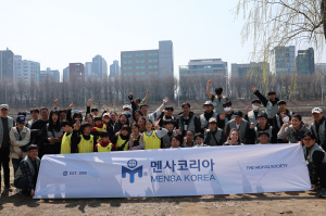 ‘세계 물의 날’ 맞이 플로깅에 참가한 멘사코리아 회원, ‘성난 고래의 노래’, ‘런 위드 주디’, ‘PLLI(플리)’가 단체사진을 촬영하고 있다