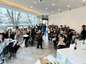 모두의 돌봄카페 ‘잇다’ 개소식에서 참석자들이 기념촬영을 하고 있다