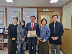 생협연합회 관계자들이 생협의 주무부처를 중소벤처기업부로 변경하는 생협법 개정안을 발의한 이헌승 의원과의 면담 후 기념사진을 촬영하고 있다
