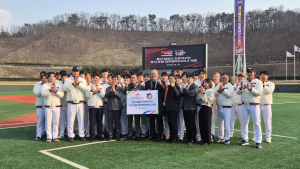 STLC와 울산시체육회 관계자 및 울산웨일즈 선수, 코치단이 기념 촬영을 하고 있다