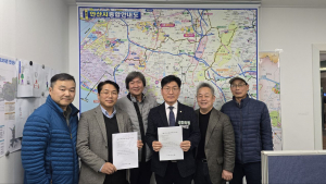 왼쪽부터 이기표 감사, 이영철 이사, 나민수 이사, 박해철 국회의원, 신윤관 대표이사, 남윤영 사무국장