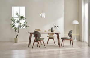 본톤의 베스트셀러 CDT-388 이탈리아 세라믹 식탁 세트는 백화점 고객층에게 꾸준한 사랑을 받아온 대표 모델이다. 이탈리아 LAMINAM의 12mm 포세린 세라믹 상판이 적용된 프리미엄 제품으로, 북미산 월넛 원목 하부를 매치해 월넛 원목의 깊이감과 슬림하고 균형 잡힌 디자인이 어우러져 신혼부터 중장년층까지 폭넓은 소비자층에게 인기가 많은 제품이다