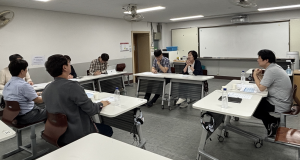 이경재 교사(오른쪽에서 첫 번째)가 문산동중학교에서 학교 관리자, 부장교사, 사업단(고우넷) 관계자와 함께 디지털 교육과정 구축을 위한 심층 면담을 진행하고 있다. 참여자들은 학교 구성원의 자가진단 데이터를 한양대학교 교육공학과에서 분석한 결과를 살펴보고, 이를 토대로 학교 디지털 전환을 위한 연수 방향을 협의했다