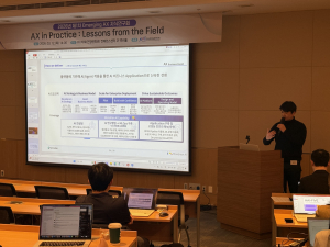 몬드리안에이아이 화지민 상무(CTO)가 기업의 성공적인 AI 전환 전략을 발표하고 있다