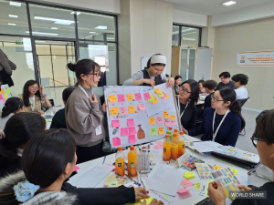 자립준비교육 워크숍에서 멘토와 멘티 아동들이 조별 활동을 하고 있다