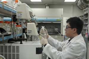 KBG 연구원이 AI 반도체 열관리 및 패키징 소재에 활용되는 기능성 실리콘 소재 연구를 진행하고 있다