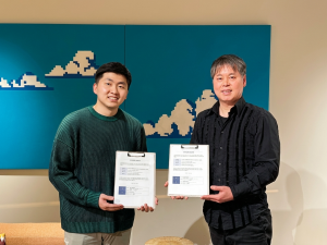 왼쪽부터 폰드메이커스 박이래 대표와 크리에이티브팜 박상준 대표가 상호 업무협약 체결 후 기념사진을 촬영하고 있다(제공=폰드메이커스)