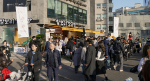 개점 이벤트로 대기줄이 형성된 단석가찰보리소금빵 연남점의 매장 모습