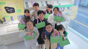 아이들이 자신이 꾸민 ‘리본 공신폰’을 들고 기념사진을 촬영하고 있다