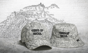 타임슬립(Time’s Lip)이 선보인 ‘Old Seoul Map’ 볼캡과 버킷햇. 서울의 옛 지도를 그래픽 패턴으로 적용해 브랜드의 빈티지 콘셉트를 표현했다