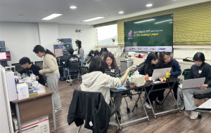 ‘2025학년도 동계 바이오·제약 GMP(QC) 직무교육’에 참여한 학생들이 팀 프로젝트 실험을 진행하고 있다