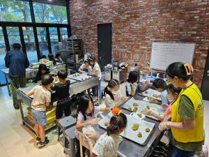 금천구시설관리공단 금나래문화체육센터가 지역학교와 연계한 베이킹 체험교육 프로그램 ‘늘봄교실 쿠키놀이’를 성공적으로 운영했다(사진=금천구시설관리공단)