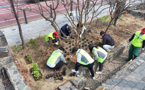 금천구시설관리공단 자원봉사단 ‘해피나래’의 ‘제81회 식목일 행사’ 지원 현장(사진=금천구시설관리공단)