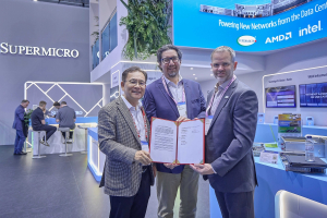 왼쪽부터 하민용 SKT AI DC 사업 담당, 앤드류 브래드너 슈나이더 일렉트릭 수석 부사장, 클레이 시먼스 슈퍼마이크로 부사장이 MWC26 슈퍼마이크로 전시관에서 기념 촬영을 하고 있다