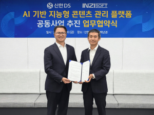신한DS 민복기 대표(왼쪽)와 인지소프트 정정기 대표가 업무협약을 체결한 후 기념촬영을 하고 있다