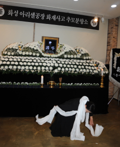 이희숙 고살풀이춤 보유자가 아리셀 화재 참사 분향소에서 처연한 고살풀이춤을 선보이고 있다