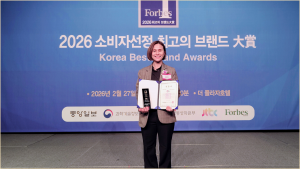 김은희 월스트리트 잉글리시 코리아 대표가 ‘2026 소비자 선정 최고의 브랜드 대상’ 글로벌 영어회화 부문 대상을 수상한 뒤 기념 촬영을 하고 있다