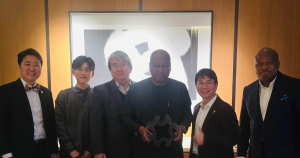 존 드라마니 마하마(John Dramani Mahama) 가나 대통령이 13일 서울 신라호텔에서 열린 친환경 ‘에코C큐브’ 기술에 대한 설명회에 참석해 에코C큐브를 통한 가나의 플라스틱 오염 및 기후위기 극복 계획을 논의했다. 존 드라마니 마하마 가나 대통령(왼쪽에서 네 번째), 최고조 주한 가나 대사(왼쪽에서 첫 번째), 최경영 한국저영향개발협회장(왼쪽 다섯 번째), 강현구 서울대 교수(왼쪽에서 세 번째)가 기념사진을 촬영하고 있다