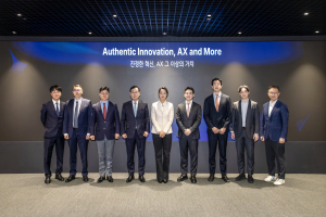 더존비즈온은 지난 27일 서울 중구 더존을지타워에서 ‘2026년 비전 선포식’을 개최했다. 왼쪽부터 더존비즈온 조선경 상무, 홍용선 부사장, 공동대표 지용구 사장·이강수 부회장, EQT Partners Korea 연다예 대표, 안재연 전무, 정준모 이사, 변훈 이사, 구성기 고문