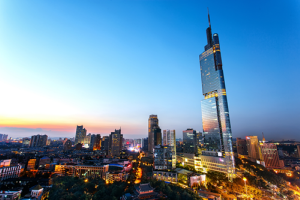 장쑤성은 우수한 인프라와 고도로 발달한 교통·통신 네트워크를 갖추고 있다. 내륙 하천 운송과 고속도로의 밀집도는 중국에서 가장 높은 수준으로, 장쑤성은 가장 역동적이며 발전 잠재력이 큰 중국의 주요 성 가운데 하나로 평가된다(사진 제공: 장쑤성 웹페이지)