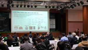 뉴엔AI 박은정 이사가 ‘패션 인공지능 커넥트 2026’ 세미나에서 ‘패션 산업 특화 인텔리전스 플랫폼’을 발표하고 있다