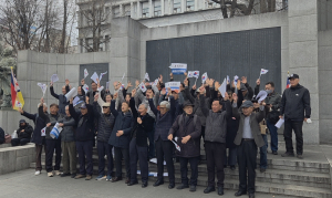 서울흥사단이 탑골공원에서 시민들과 ‘대한독립 만세삼창’을 재현하고 있다