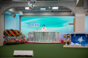 만민중앙교회 당회장 이수진 목사가 치유집회를 인도하고 있다