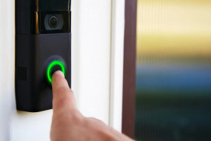 SMARTLED™ Pure 0201은 제한된 라이트가이드 구조를 사용하는 스마트 도어벨, 웨어러블, 스마트폰, 액세서리 전자기기, 가전제품 및 산업 장비 전반의 설계 트렌드를 지원한다