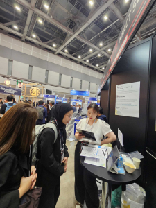 임팩트스퀘어 관계자가 4월 말 열린 ‘Sushi Tech Tokyo’ 행사에서 ‘impactology.ai(임팩톨로지 에이아이)’를 소개하고 있다