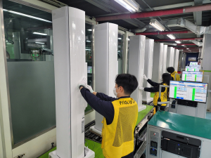 삼성전자가 다가오는 더위로 급증하는 에어컨 수요에 신속히 대응하기 위해 에어컨 생산라인을 풀가동했다