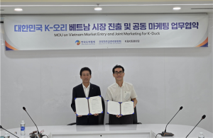 왼쪽부터 한국오리협회 이창호 회장, K&K트레이딩 박창규 대표가 ‘대한민국 K-오리 베트남 시장 진출 및 공동 마케팅 업무협약’ 체결 후 기념사진을 촬영하고 있다