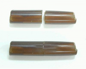 수촌리 고분군에서 출토된 부절은 4·5호분에서 각각 반으로 쪼개진 대롱옥 형태로 발견됐다. 4호분은 금동관과 큰 칼이 출토된 남성의 무덤이고, 5호분은 장식용 구슬이 주로 출토된 여성의 무덤으로 추정된다. 봉분을 따로 쓴 무덤에서 두 피장자의 관계를 증명하는 부절이 확인된 것은 이 수촌리 유적이 처음이다. 무령왕릉 발견 이후 최대의 백제 무덤 발굴 성과로, 공주지역 고대문화를 보여주는 중요한 자료로 평가받고 있다