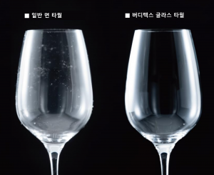 일반 면 타월(왼쪽)과 버디텍스 글라스 타월 사용 후 와인잔 표면 비교. 일반 면 타월 사용 시 유리잔 표면에 미세한 보풀과 물자국이 남은 반면 버디텍스 글라스 타월로 닦은 잔은 특수 마이크로화이버 소재 덕분에 잔사(보풀)나 얼룩 없이 완벽하고 투명한 광택을 보여주며, 제품의 무보풀·무자국 성능을 직관적으로 확인할 수 있다