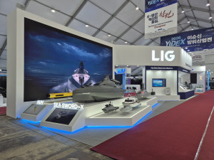 2026 이순신 방위산업전 전시장에 마련된 LIG D&A 부스 전경
