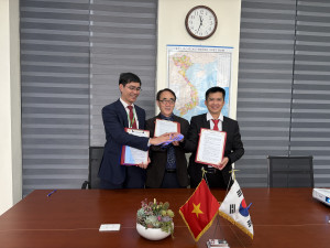 KUVEC, VNUA, 깟리 협동농장 MOU 체결 현장에서 대표자들이 기념 촬영을 하고 있다