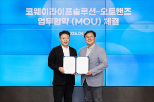 지난 7일 서울 구로구 지타워 코웨이라이프솔루션 본사에서 열린 협약식에서 오토핸즈 김성준 대표이사(오른쪽)와 코웨이라이프솔루션 김명곤 대표이사(왼쪽)가 기념 촬영을 하고 있다(출처: 오토핸즈)