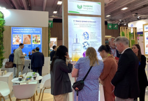 인-코스메틱스 글로벌 2026 현장에서 참관객들이 대봉엘에스 부스를 찾아 독자 원료 포트폴리오를 살펴보고 있다