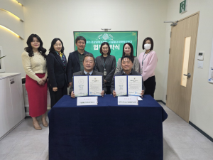 협약식에는 서울불교대학원대학교 황동필 총장(아랫줄 왼쪽), 광명시청소년상담복지센터 이대형 센터장(아랫줄 오른쪽), 서울불교대학원대학교 길은영 교수(윗줄 왼쪽에서 두번째), 박성현 교학처장과 관계자가 참석했다