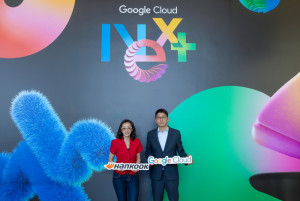 왼쪽부터 루스 선 구글 클라우드 코리아 사장, 김성진 한국앤컴퍼니 최고디지털책임자(CDO)가 ‘구글 클라우드 넥스트 2026’에서 기념사진을 촬영하고 있다