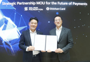 왼쪽부터 김영일 신한카드 부사장과 루 인(Lu Yin) 솔라나 재단 APAC 사업개발 총괄이 업무협약식에서 기념사진을 촬영하고 있다