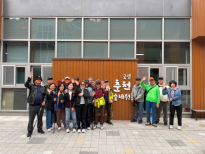 산림체험 프로그램 참가자들이 국립춘천숲체원에서 단체 사진을 촬영하고 있다(제공=서울시립북부장애인종합복지관)