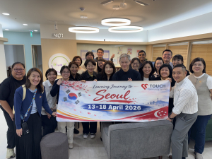 싱가포르 TOUCH Community Services 실무진이 서울시아이윌센터(중부아이윌센터)를 방문해 기념 촬영을 하고 있다