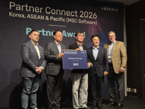 에스브이디 김진봉 대표(오른쪽에서 세 번째)가 Top Partner of the Year 수상 피켓을 들고 있다