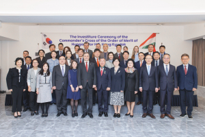 홍규덕 숙명여자대학교 한류국제대학 석좌교수(전 주헝가리 대한민국 특명전권대사, 가운데 오른쪽)가 세르더헤이 이슈트반 주한 헝가리 대사로부터 헝가리 십자대공로훈장을 수훈했다